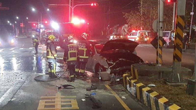 陳男因撞擊力而被擠壓至方向盤下方受困，經送醫搶救仍不治。（圖／翻攝畫面）