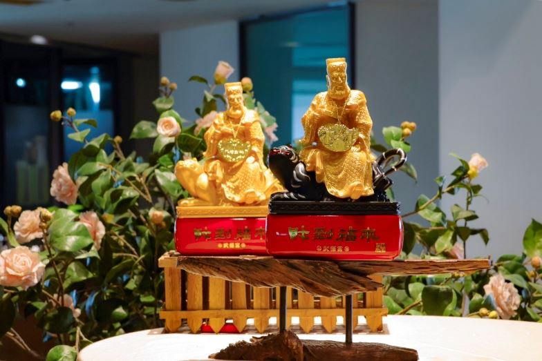 武德宮與金門酒廠合作推出「財到福來金門高粱酒」，瓶身結合趙公財神造型設計，採手工彩繪製作，主打招財祈福與收藏價值。（圖／標準行銷股份有限公司提供）