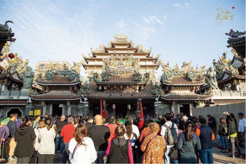 春節期間北港武德宮人潮湧現，信眾齊聚開財庫迎新年。武德宮馬年聯名酒結合信仰與收藏，一瓶象徵虎躍馬騰、財運啟動。（圖／北港武德宮提供）