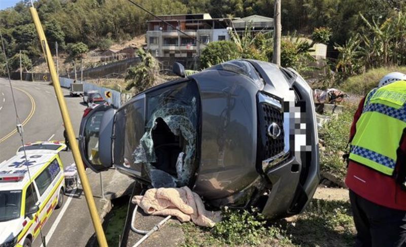 休旅車暴衝翻覆卡鋼索!71歲翁險墜5m邊坡