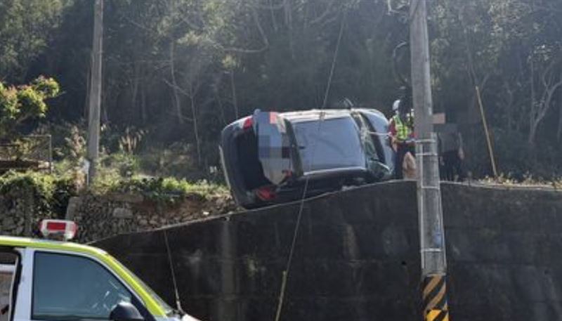 車輛卡在鋼索上未墜落。（圖／翻攝畫面）