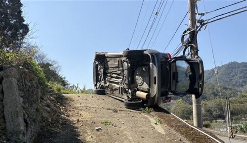台3線休旅車衝上產業道路，撞上路旁凸起水錶造成車輛側翻。（圖／翻攝畫面）