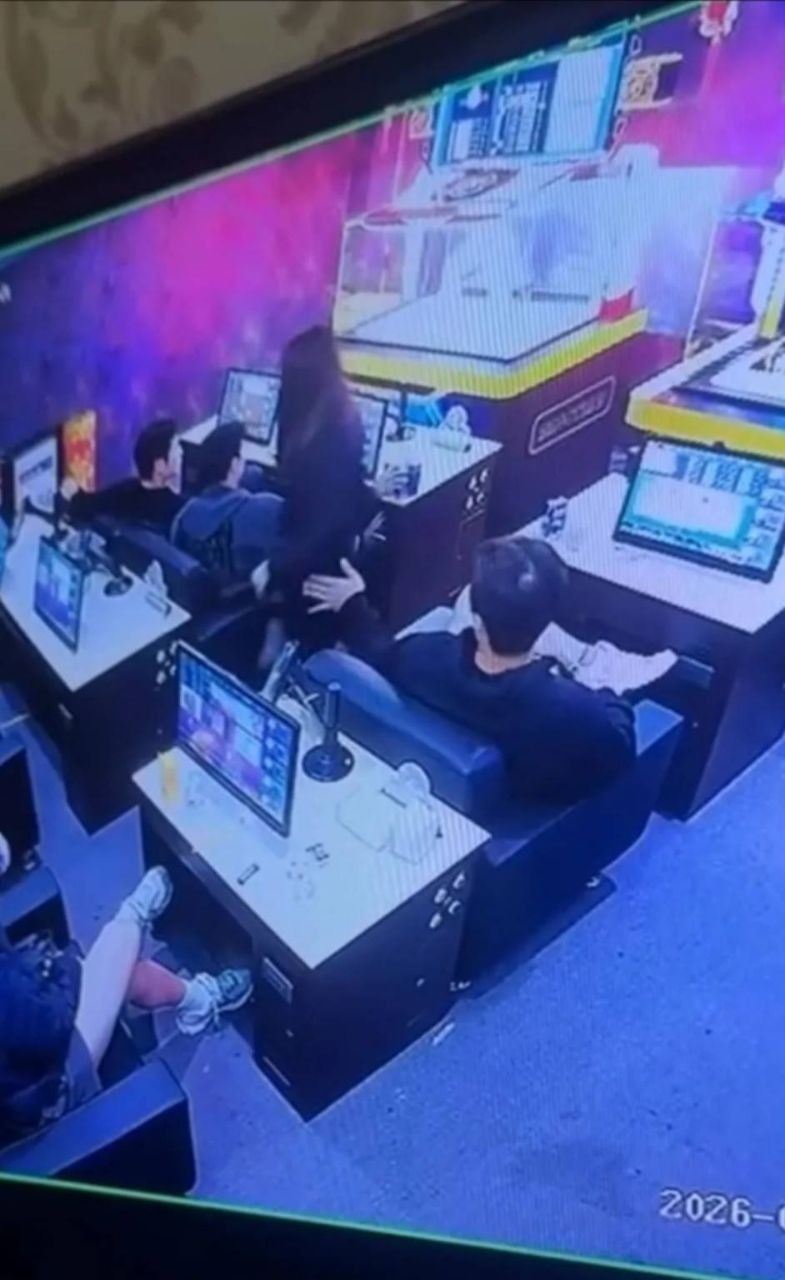 韓職樂天巨人3名球員羅承燁、高承慜及金東赫出入台南某電子遊藝場，當中更有球員疑涉性騷擾女店員。（圖／翻攝自Threads）