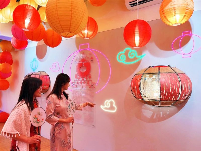 大稻埕遊客中心3樓永樂燈苑展出紙雕藝術家成若涵作品。（圖／臺北市政府觀光傳播局）