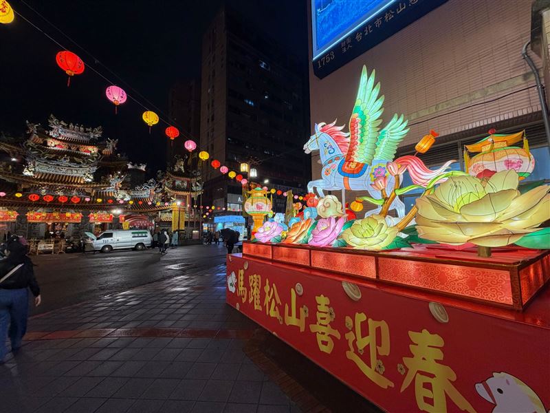 松山慈祐宮「馬躍松山迎新春」主題燈飾。（圖／臺北市政府觀光傳播局提供）