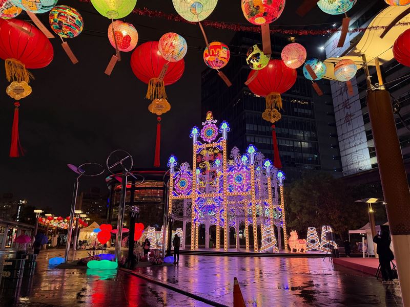 佛光山台北道場展出「希望之門」燈飾。（圖／臺北市政府觀光傳播局提供）