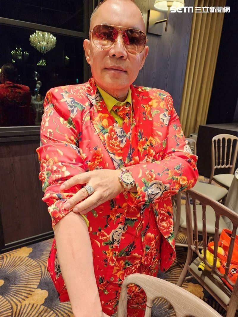 胡漢龑手臂曾被鋼索割出長達20公分，深可見骨的傷口，都是縫合後又跑回去工地繼續完成工作。（圖／胡漢龑提供）