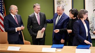 中國跳腳！美駐中使館秀台美官員燦笑合照