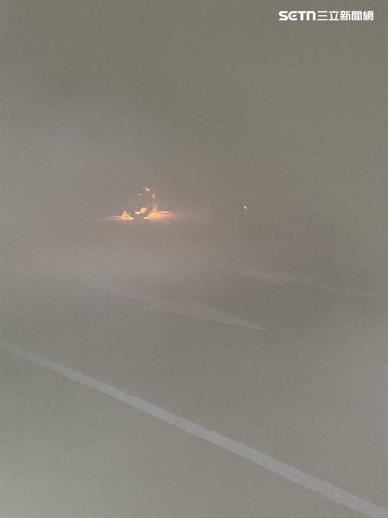 到場時發現是車輛燃燒，已濃煙密布。（圖／翻攝畫面）