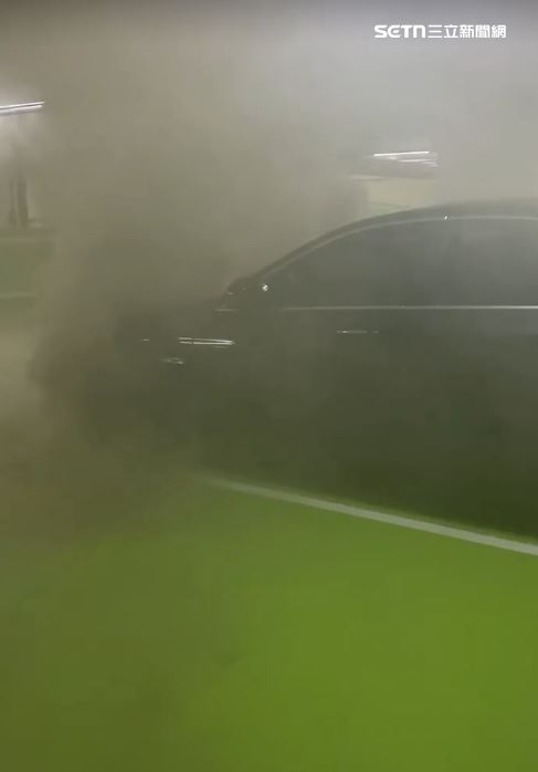 女車主將ＢＭＷ停入地下停車場時，不明原因起火自燃。（圖／翻攝畫面）
