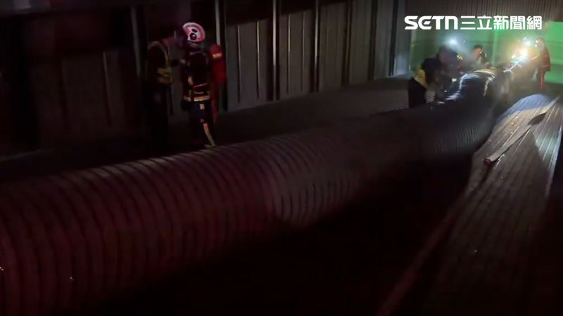 台中市北區太原路一處社區大樓地下2樓，昨晚（13日）驚傳火燒車事故。（圖／翻攝畫面）