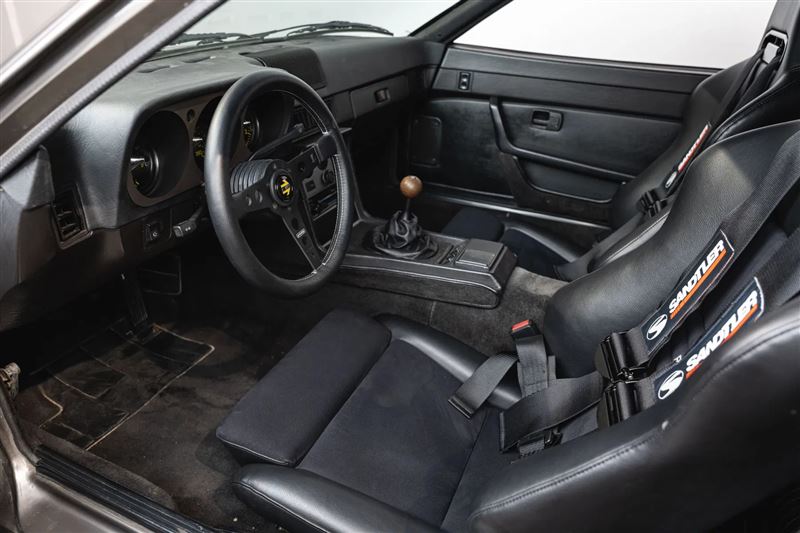 換上賽車座椅與Sandtler三點式安全帶。（圖／翻攝Elferspot網站）