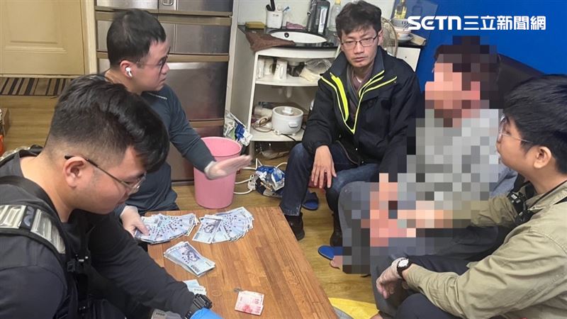 60歲的施姓男子搭台鐵當扒手偷走60多萬贓款。（圖／翻攝畫面）