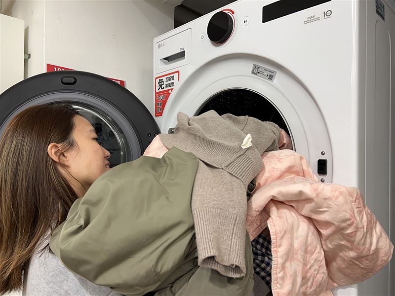 年前待洗衣物堆積如山，可仰賴科技家電減輕家事負擔。（圖／486團購提供）