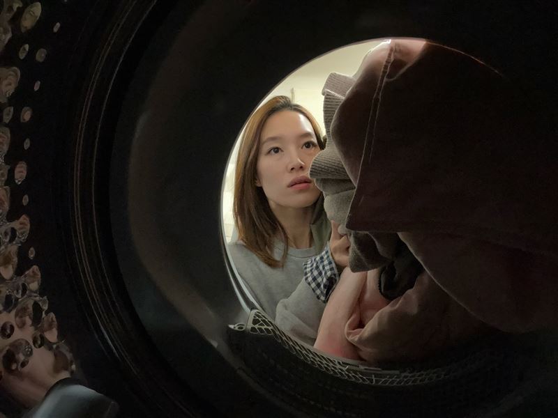 年前待洗衣物堆積如山，即刻啟動分批處理程序，才不會在小年夜手忙腳亂。（圖／486團購提供）