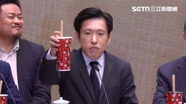 洪申翰原本一臉表情僵硬，看到張惇涵舉杯珍珠奶茶，瞬間露出心滿意足的笑容（圖／翻攝畫面）