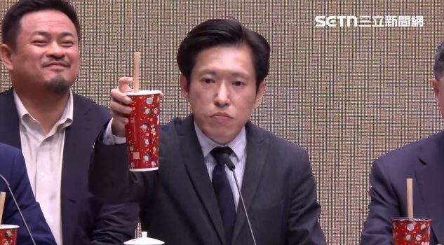 洪申翰原本一臉表情僵硬，看到張惇涵舉杯珍珠奶茶，瞬間露出心滿意足的笑容（圖／翻攝畫面）