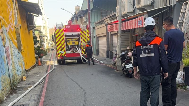 今天（14日）是春節連假首日也是情人節，未料，高雄市楠梓區有男子抱著瓦斯桶開瓦斯揚言輕生。（圖／翻攝畫面）