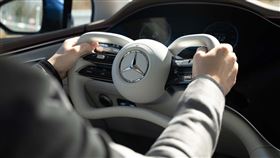 賓士Yoke方向盤。（圖／翻攝Mercedes-Benz網站）