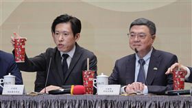 以珍奶作印證　張惇涵：關稅談判有為有守行政院秘書長張惇涵（左）13日表示，台美關稅談判結果是「有為有守」，他拿起珍珠奶茶指杯內茶葉豁免關稅、珍珠的原料樹薯粉也零關稅，當中鮮奶則只有台灣鮮奶才會標註為鮮奶，等於一杯珍奶就可看出談判有為有守，盼立法院能支持協定。右為行政院長卓榮泰。中央社記者裴禛攝　115年2月13日