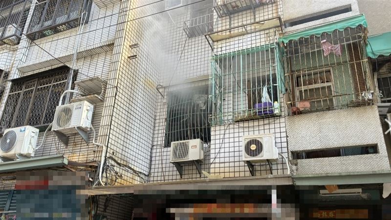 氣爆造成窗戶鐵欄杆炸變形，顯見氣爆威力之大。（圖／翻攝畫面）