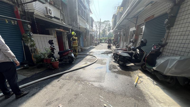 屋內39歲詹姓男子全身多處燒燙傷、意識清醒，由救護人員送醫治療。（圖／翻攝畫面）