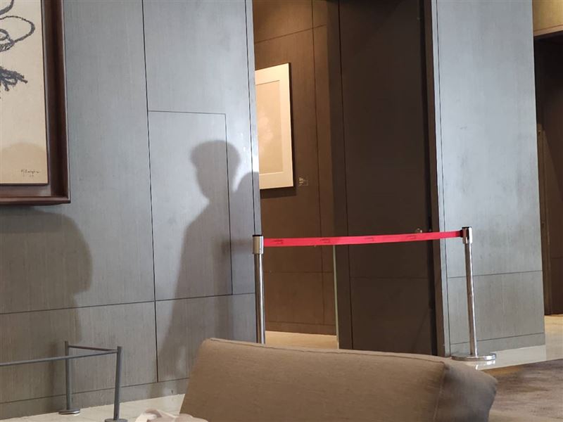 婚宴現場電梯口拉起封鎖線。（圖／記者蔡維歆攝影）