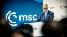 梅爾茨在慕尼黑安全論壇會議中定調世界秩序在川普政權的干預下，已發生不可逆的位移，並稱已經回不去了。（圖／翻攝自慕尼黑安全論壇官網）