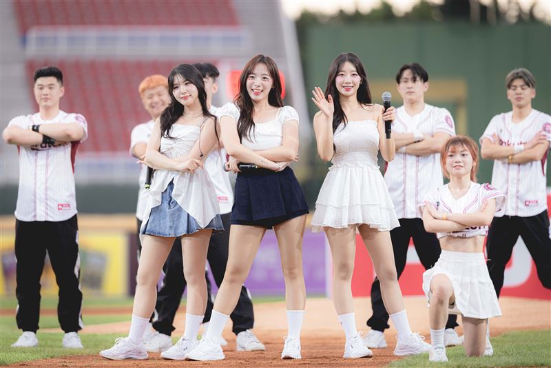 樂天三本柱新球季前合體，左起廉世彬、河智媛、禹洙漢(圖/樂天桃猿提供)