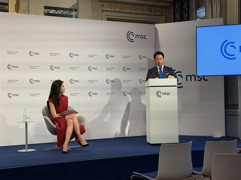 日本防衛大臣小泉進次郎在慕尼黑安全論壇首日發表演說，提出「三片海洋連動」的安全主張，將大西洋、印度洋與太平洋的安全局勢視為一體。（圖／尹麗喬提供）