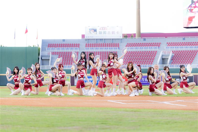 樂天女孩(圖/樂天桃猿提供)