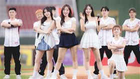 樂天三本柱新球季前合體，左起廉世彬、河智媛、禹洙漢(圖/樂天桃猿提供)