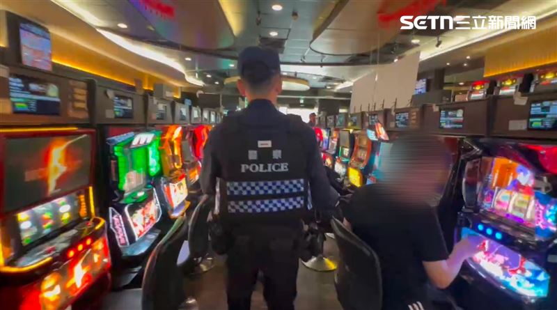 警方14日上午前往韓籍球員涉入之娛樂城臨檢。（圖／記者林昱孜攝影）