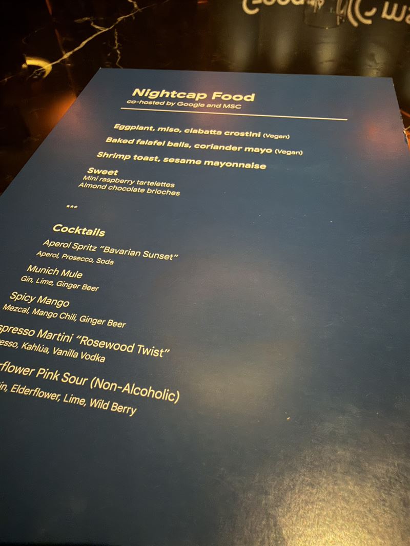 除了嚴肅的議程，尹麗喬也特別提到論壇場邊的活動。他參加了一場由 Google 舉辦的酒會，現場聚集了許多科技與安全政治相關人士。（圖／尹麗喬提供）