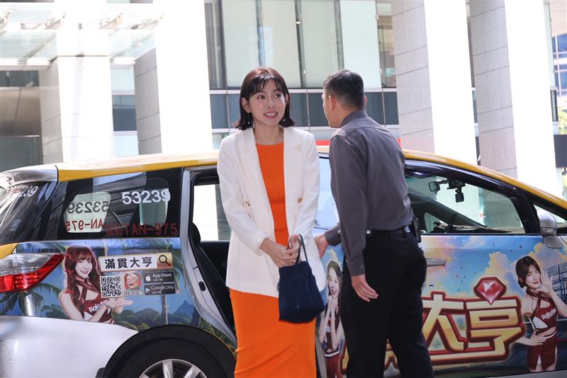 米可白動刀後獨自出席孫協志婚禮，身旁不見男友孫綻。（圖／記者鄭孟晃攝影）