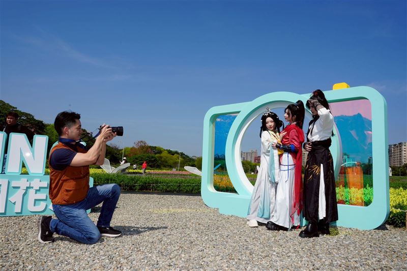 蔣萬安化身一日攝影師替coser拍照。（圖／北市府提供）