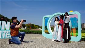 蔣萬安化身一日攝影師替coser拍照。（圖／北市府提供） 