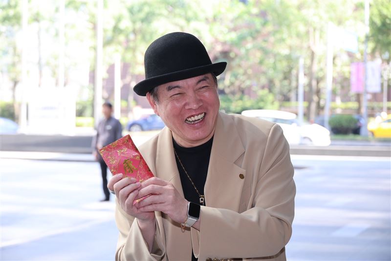康康大方秀出紅包。（圖／記者鄭孟晃攝影）