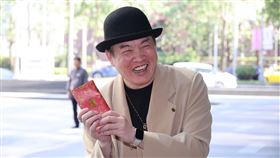 康康大方秀出紅包。（圖／記者鄭孟晃攝影）