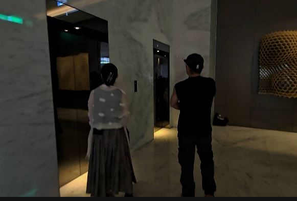 范逸臣與田中千繪一前一後低調現身飯店一樓。（圖／記者蔡維歆攝影）