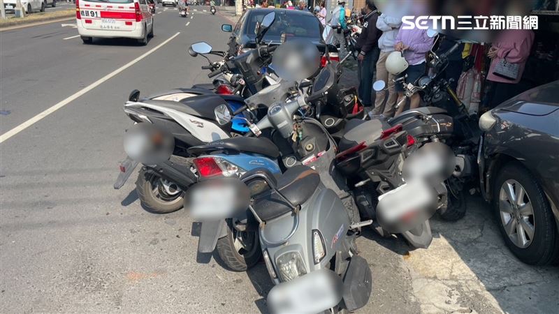 高雄市楠梓區右昌街驚傳酒駕車禍，現場撞成一團。（圖／翻攝畫面）
