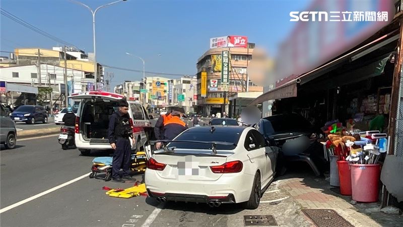 暴衝撞擊路旁停靠的汽機車，造成2輛汽車及9部機車受波及。（圖／翻攝畫面）