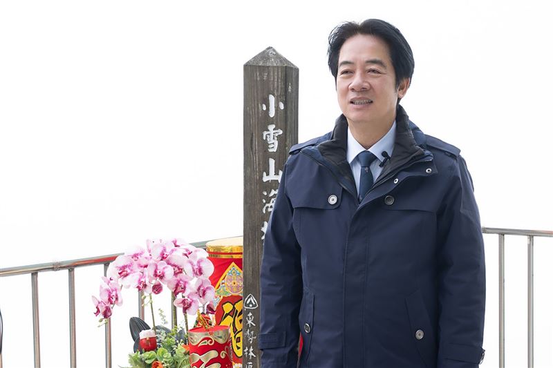 總統賴清德選在海拔3020公尺的海軍「小雪山雷達站」錄製春節談話（圖／總統府提供）