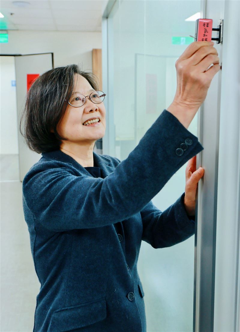 前總統蔡英文過年期間忙著妝點辦公室，在門口掛上特製的「福氣加碼」迷你小燈箱。（圖／蔡英文辦公室提供）