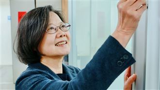 小英掛「小燈箱」　收陳其邁送提燈秒皺眉