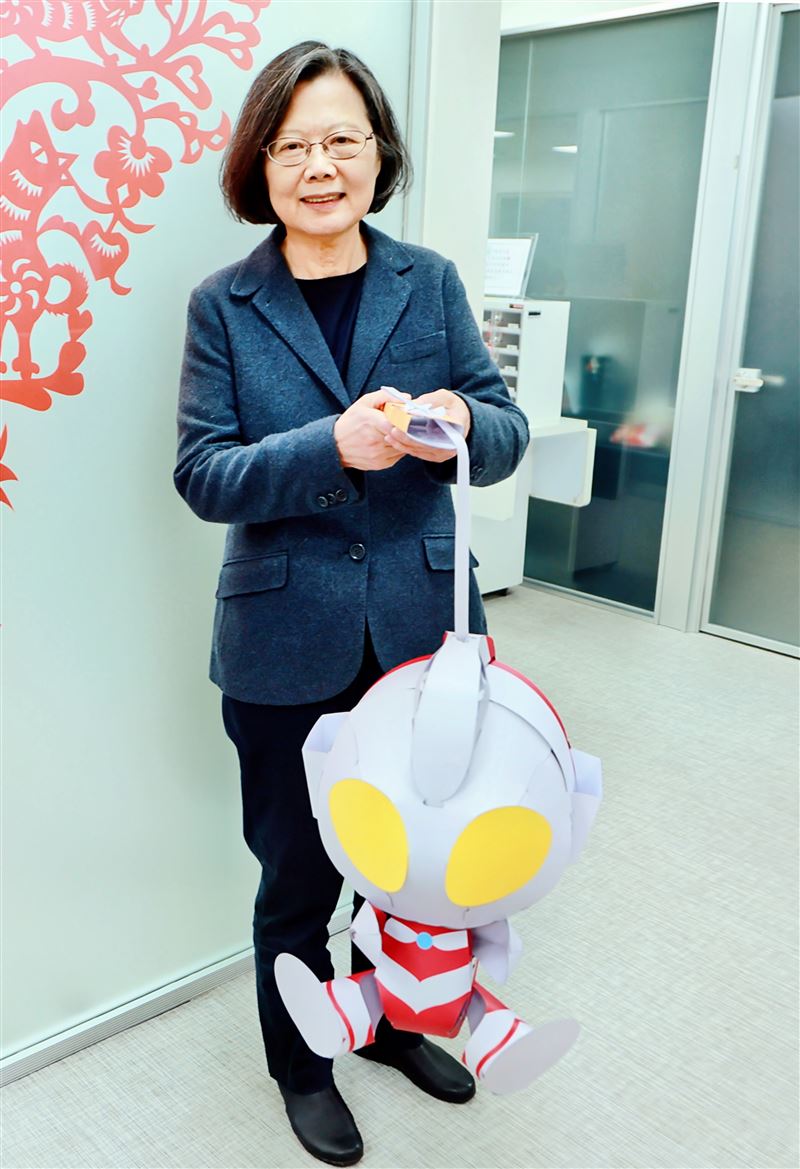 高雄市長陳其邁送上「超人力霸王」提燈給前總統蔡英文，另外還準備「蜜柑萌虎」做為新年禮物！（圖／蔡英文辦公室提供）