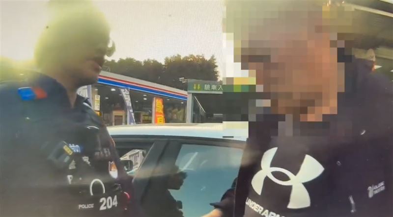 張男車上搜出電子菸彈1顆及愷他命1包。（圖／翻攝畫面）