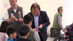 王世堅給小孩子發一百元現金，更有小孩嗨喊「王世堅萬歲！」（圖／翻攝畫面）