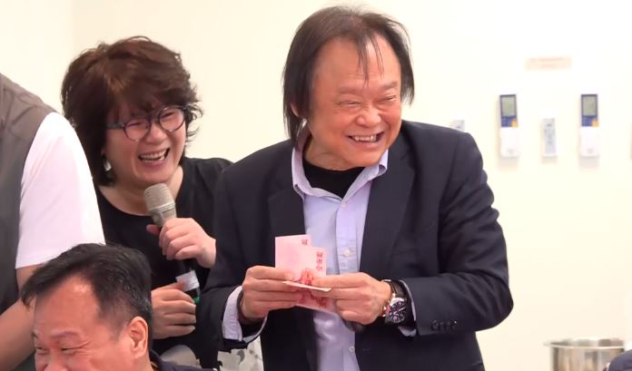 王世堅給小孩子發一百元現金，更有小孩嗨喊「王世堅萬歲！」（圖／翻攝畫面）