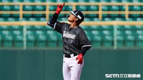 WBC台灣隊練習賽，二壘手林子偉敲出二壘安打送回戴培峰。（圖／記者劉彥池攝影）